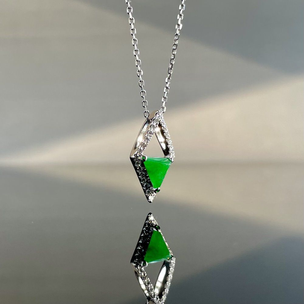 08 Old Mine Type Emerald Green Jadeite Pendant 2 Old Mine Type Emerald Green Jadeite Pendant