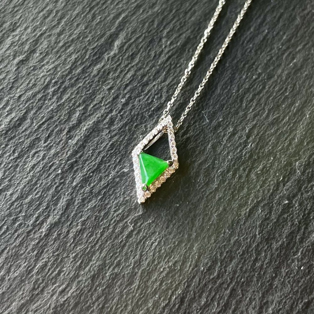 08 Old Mine Type Emerald Green Jadeite Pendant 4 Old Mine Type Emerald Green Jadeite Pendant