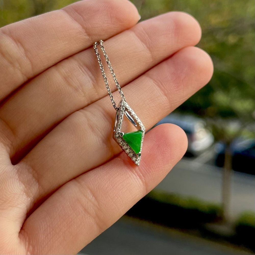 08 Old Mine Type Emerald Green Jadeite Pendant 5 Old Mine Type Emerald Green Jadeite Pendant
